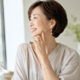 還暦祝いにピアスはあり？60代からピアスを楽しむ方も増えています
